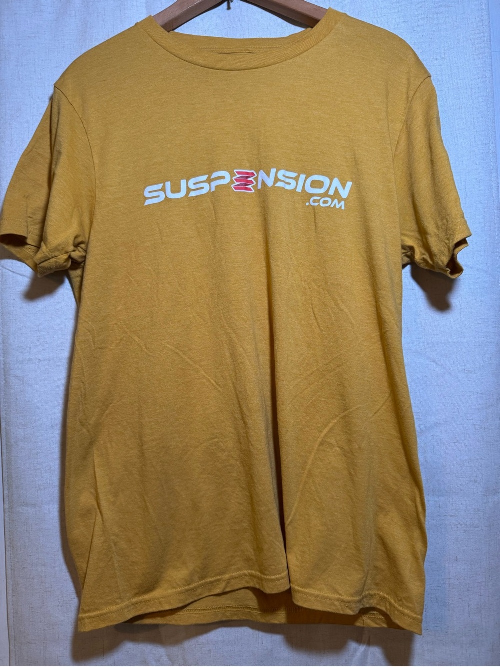 🏎️ 💨 SUSPENSION.COM car culture Graphic Tee in Mustard Yellow motorsport Large - Picture 2 of 3